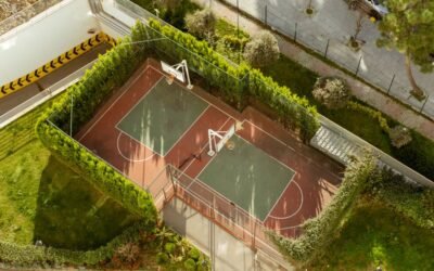 Le terrain multisport s’intègre au décor du jardin